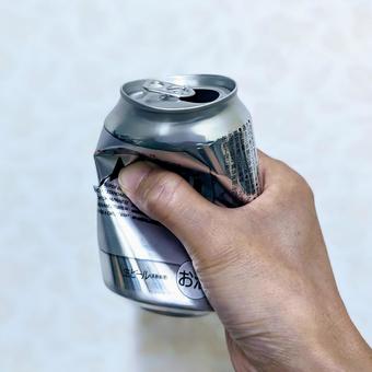 握り潰した缶ビール 握り潰した缶ビール 缶ビール,ビール,空き缶の写真素材