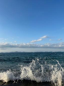 沖縄の青い海、波 沖縄の青い海、波の写真