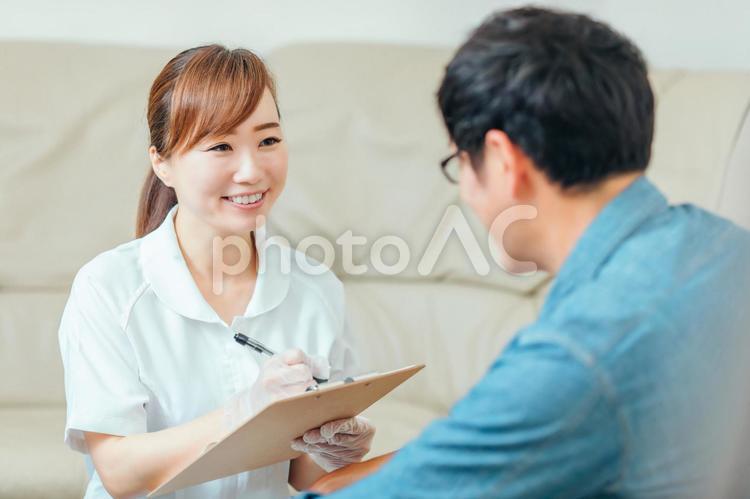 問診する看護師と男性患者 看護師,カウンセリング,問診の写真素材