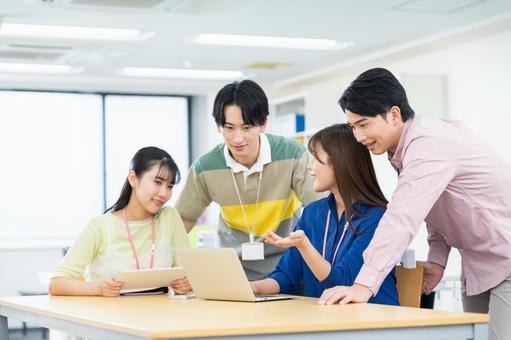 オフィスで働くエンジニア エンジニア,会議,ビジネスマンの写真素材