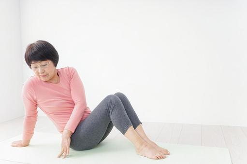 ヨガをするシニア女性 更年期障害,大人,習慣の写真素材