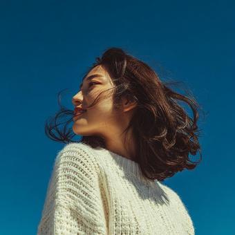 希望に満ちた表情で、未来を見つめる女性 希望に満ちた表情で、未来を見つめる女性の写真