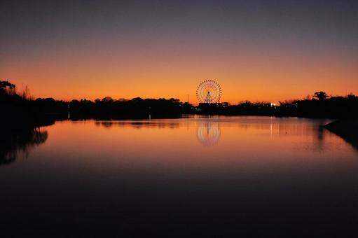 朝焼け 観覧車,空,乗り物の写真素材