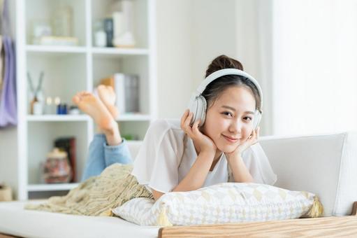 リビングでくつろぐ若い女性 リビングでくつろぐ若い女性 笑顔,女性,新生活の写真素材