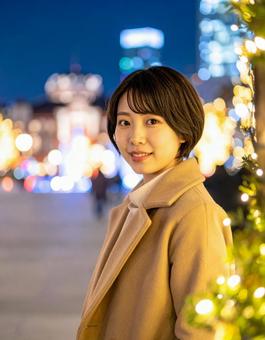 クリスマスツリーとキャメルコートの彼女 クリスマスツリーとキャメルコートの彼女の写真