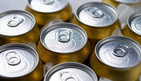 氷水でキンキンに冷やされた缶ビール 氷水でキンキンに冷やされた缶ビールの写真