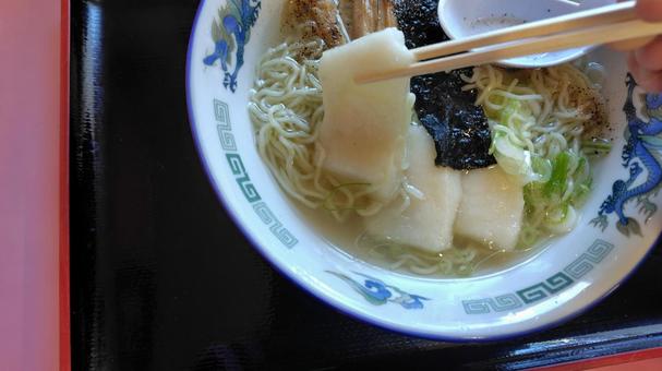 お餅入りの塩ラーメン ラーメン,塩ラーメン,ネギの写真素材