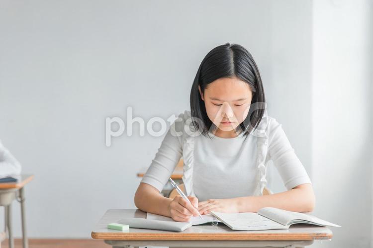 学校で勉強する高学年の小学生（夏期講習） 勉強,子供,学校の写真素材