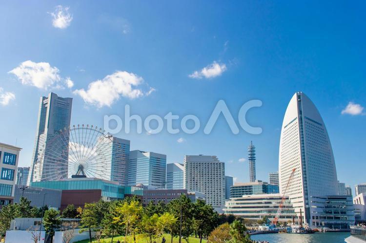 青空とみなとみらい 都市風景,高層ビル,横浜の写真素材