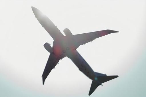 飛行機のシルエット 飛行機,シルエット,逆光の写真素材