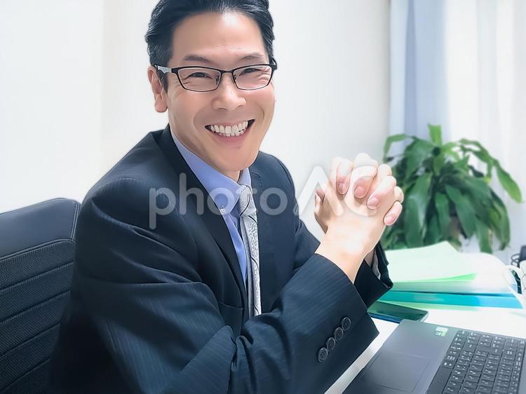 笑顔で撮影する眼鏡をかけたビジネスマン 男性,仕事,オフィスの写真素材