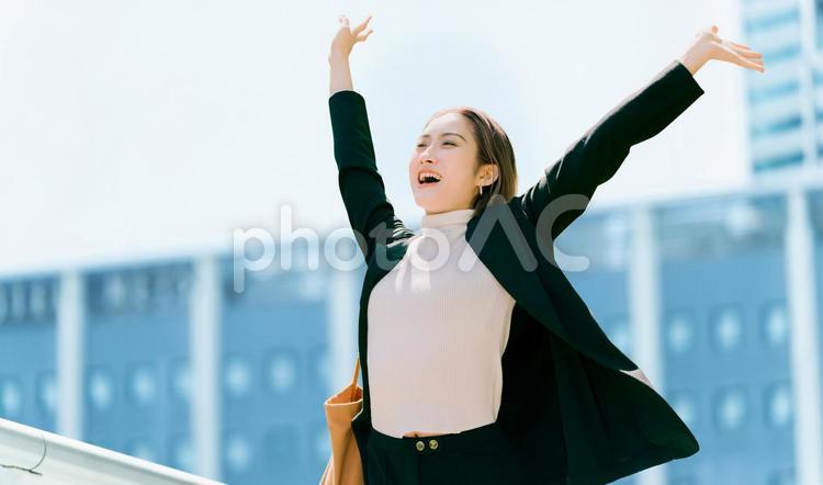 両手を広げて喜ぶ笑顔のビジネスウーマン 女性,笑顔,喜ぶの写真素材
