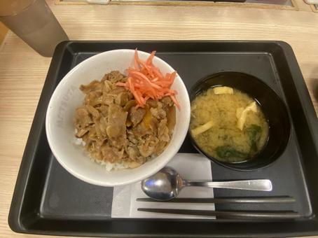 牛丼 みそ汁 牛丼 みそ汁の写真