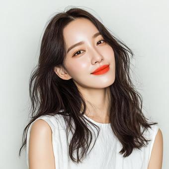 クリーンなメイクとショートヘアの女性の写真