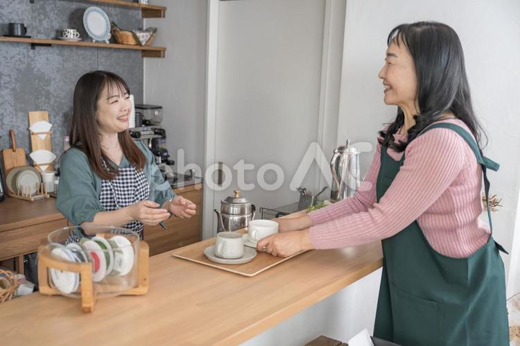カフェでやり取りする女性 研修,接客指導,カフェ研修の写真素材