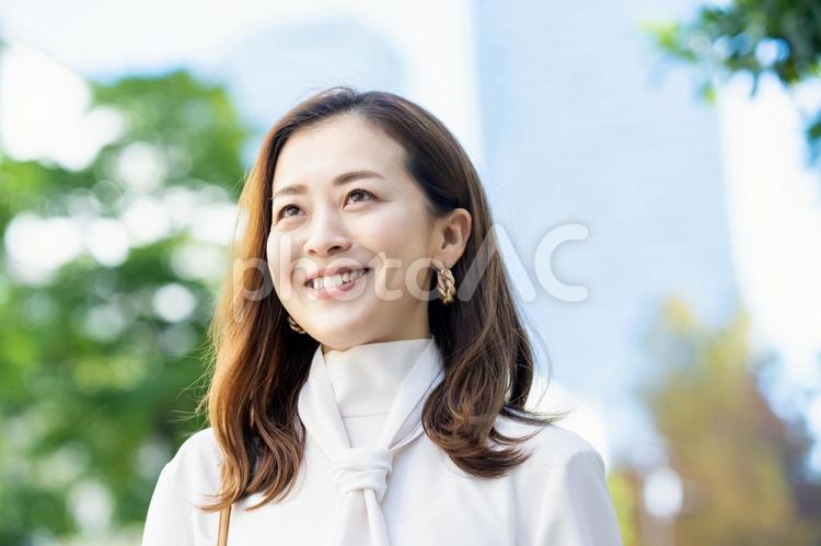 笑顔の女性の屋外ポートレート  女性,通勤,ライフスタイルの写真素材