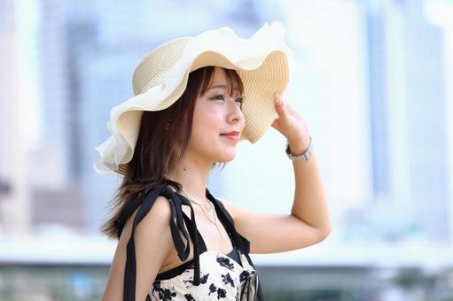 ベンチに座って景色を眺める女性 ベンチに座って景色を眺める女性 女性,若い,20代の写真素材