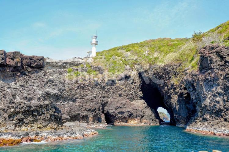 島根半島の名勝・加賀の潜戸と潜戸鼻灯台 加賀の潜戸,松江,日本海の写真素材