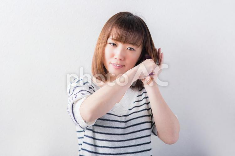 髪をとかす女性（笑顔） 女性,髪,笑顔の写真素材