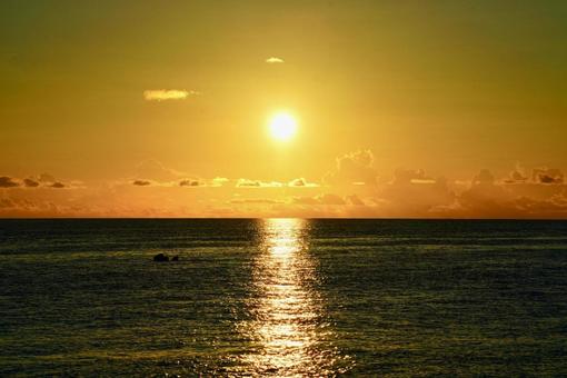 与那覇前浜の美しい夕焼け 与那覇前浜,宮古島,沖縄の写真素材