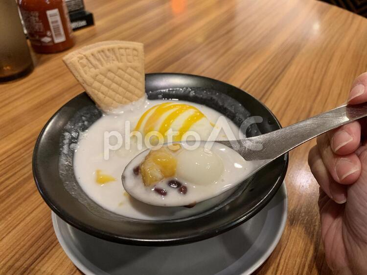 タイのぜんざい「ブアローイイエン」 ぜんざい,タイ,ブアローイの写真素材