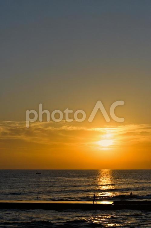 夕暮れ時の湘南の海 湘南,海,さざ波の写真素材