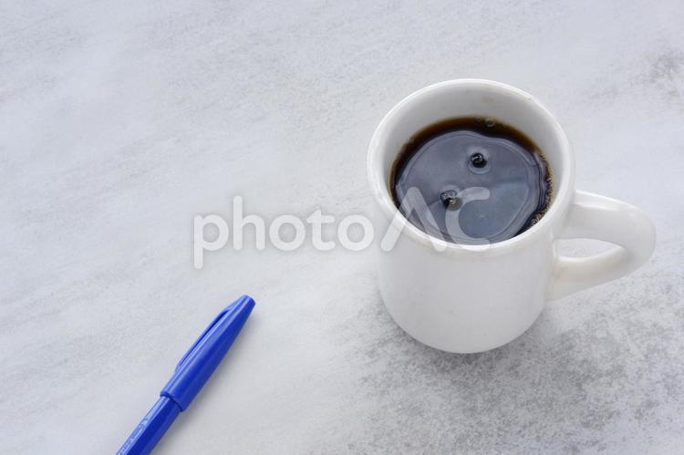 淹れたてのコーヒーが入ったマグカップ コーヒー,ブラック,blackの写真素材