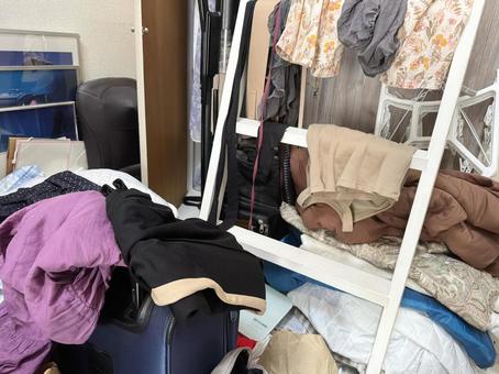散らかった女性の部屋梯子に干した下着など 散らかった女性の部屋梯子に干した下着など 洋服,衣類,衣替えの写真素材