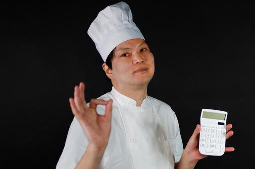 電卓を持つ料理人 電卓を持つ料理人 料理人,シェフ,電卓の写真素材