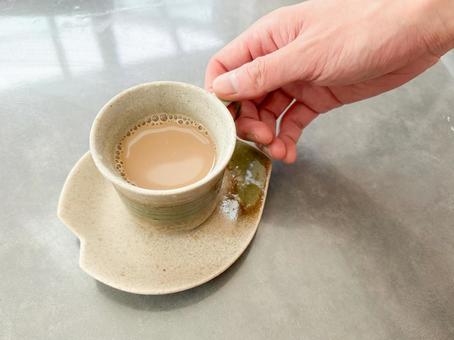 コーヒーを飲む男性の手 コーヒーを飲む男性の手の写真