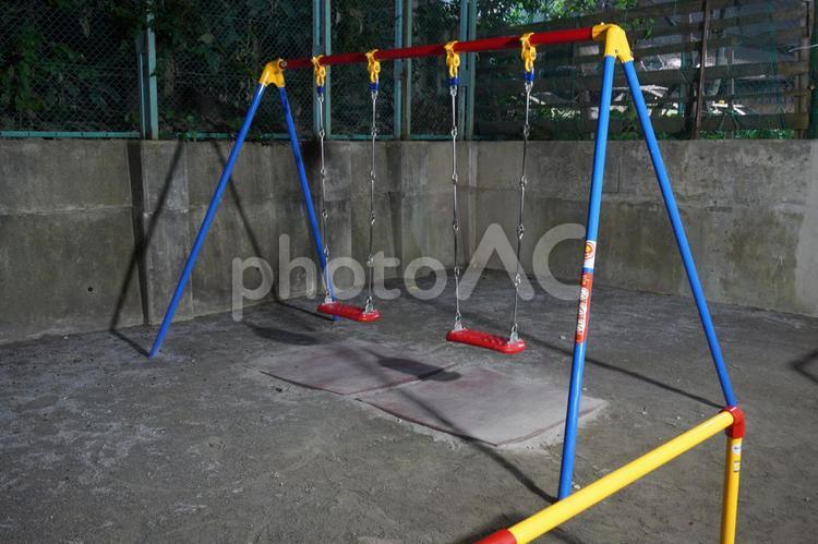 高架下の公園にあるブランコ（夜） 公園,夜,遊具の写真素材