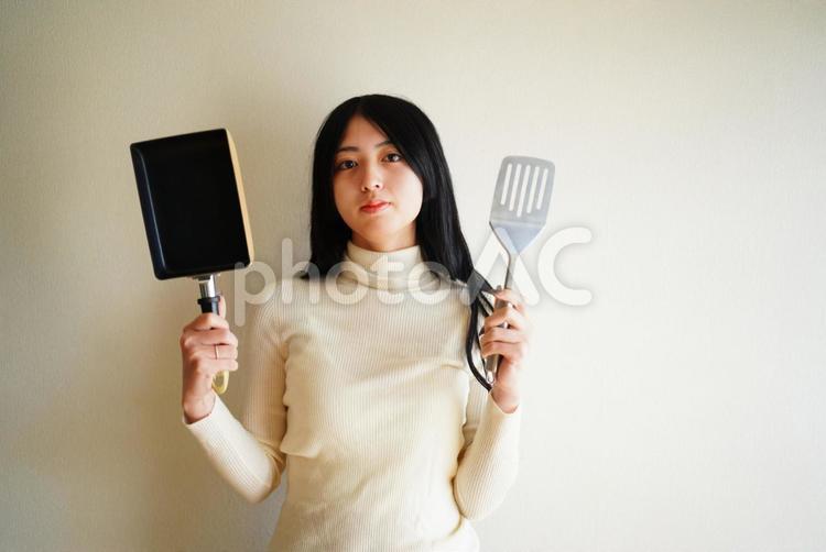 料理のイメージ/調理器具を持つ女性 20代,屋内,女性の写真素材