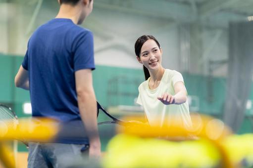 スポーツジムでテニスをする若い男女 テニススクール,スポーツジム,スポーツの写真素材