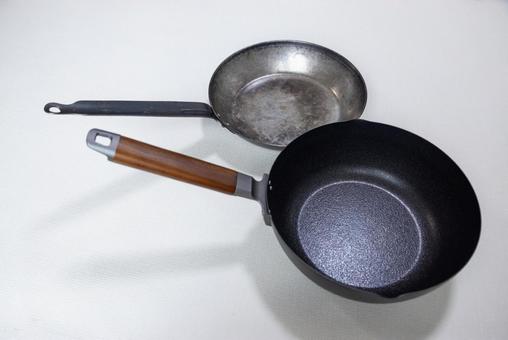 黒いフライパンとステンレス製のフライパン フライパン,鍋,調理の写真素材