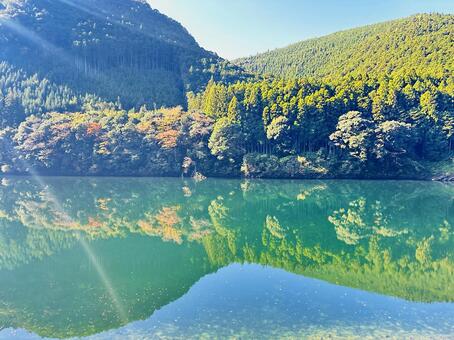 池　自然な池　秋の風景 風景,地方,奈良県吉野郡の写真素材