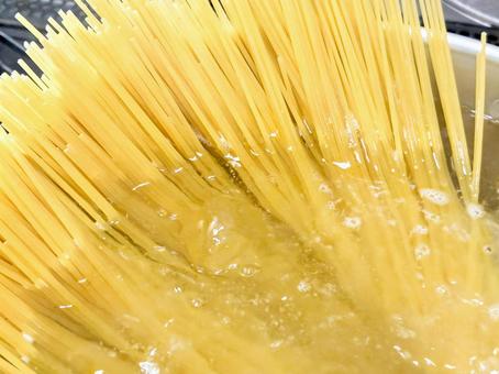 パスタを茹でる パスタを茹でる パスタ,スパゲティ,茹でるの写真素材