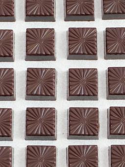 模様入りチョコレートの整列 模様入りチョコレートの整列の写真