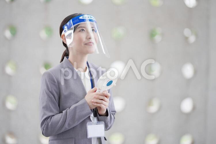フェイスシールドを使う女性 女性,ビジネスウーマン,フェイスシールドの写真素材
