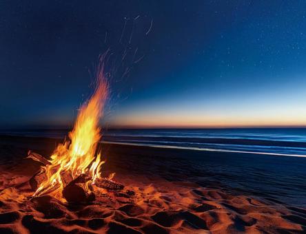 海辺の焚き火の写真