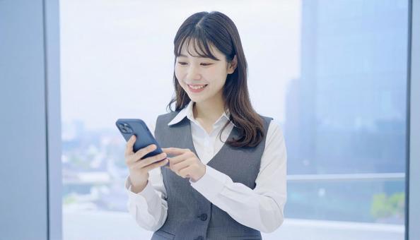 スマホを確認するビジネス女性 スマホを確認するビジネス女性の写真