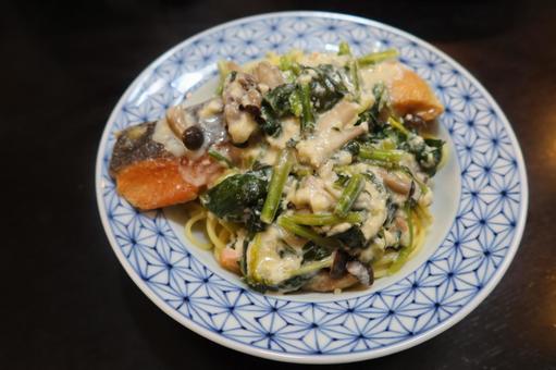 サーモンのクリームスープパスタ（引き画） サーモン,クリーム,スープの写真素材