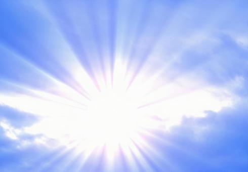 真夏の雲と強烈な太陽の日差し異常気象 真夏の雲と強烈な太陽の日差し異常気象の写真