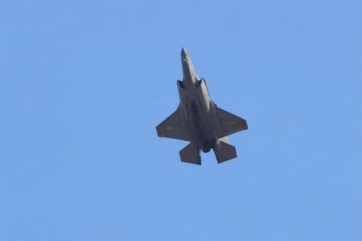 蒼天を裂く翼たち 蒼天を裂く翼たち 岩国航空基地,航空祭,軍用機の写真素材