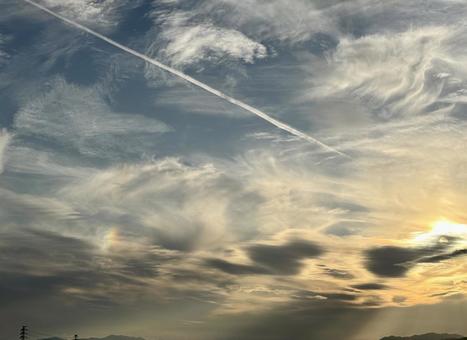飛行機の行き先 飛行機の行き先 天使の階段,飛行機雲,夕日の写真素材