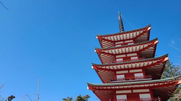 青空と五重塔 青空と五重塔 新倉山浅間公園,青空,五重塔の写真素材
