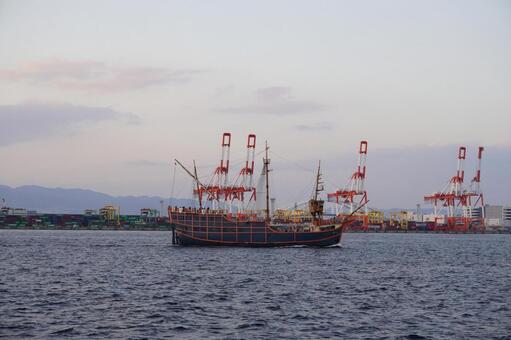 遊覧船 クレーン,コンテナ,港の写真素材