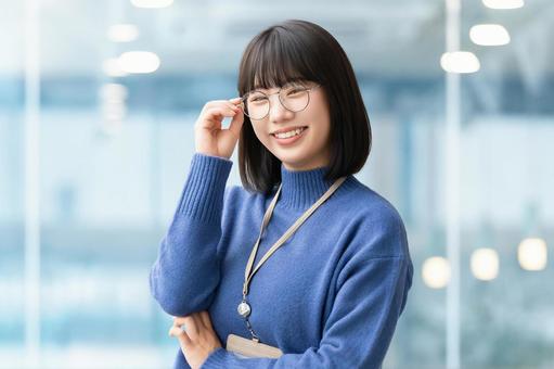 笑顔の若い女性・ビジネスウーマン 女性,笑顔,ビジネスの写真素材