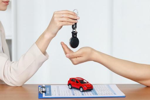 ストラップを渡す手元 保険業,事務職,接客業の写真素材