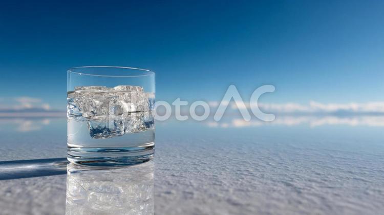 青空の下氷と水で満たされたクリアなグラス 水,氷,グラスの写真素材