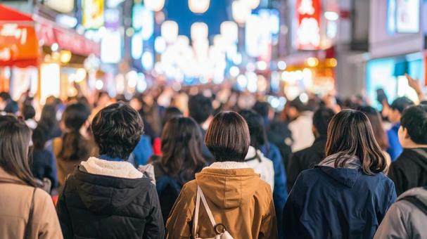 日本の都会の明るい繁華街の夜の風景 日本の都会の明るい繁華街の夜の風景の写真